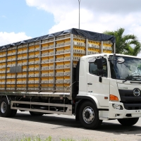 Hino FG8JT8A chở gia cầm 408 lồng