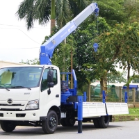 Hino XZU730 gắn cẩu 3 tấn 5 đoạn thùng dài 5m