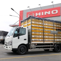 Hino XZU720 chở gia cầm 3 tấn 196 lồng