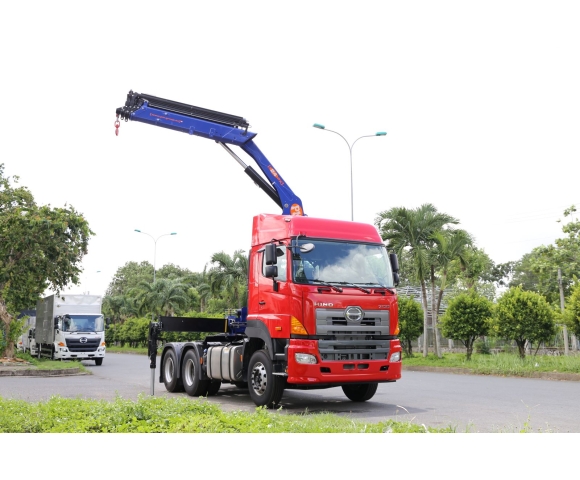 Đầu kéo Hino 700 lắp cẩu PM 10 tấn