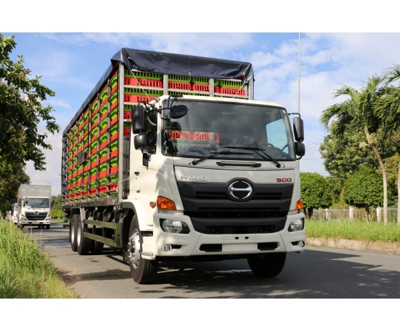 Hino FM8JW8A chở gia cầm 448 lồng