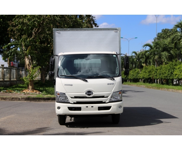 Hino XZU720 thùng kín vận tải 3,5 tấn