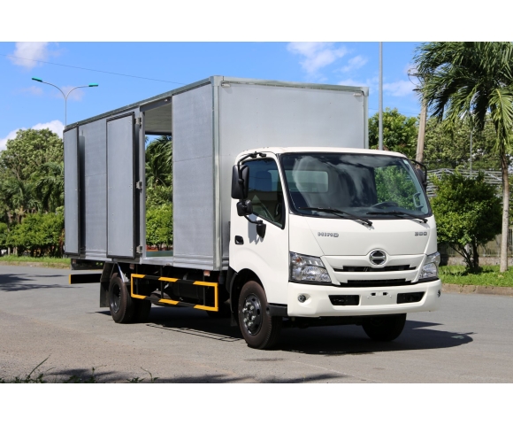 Hino XZU730 thùng kín vận tải 4.5 tấn