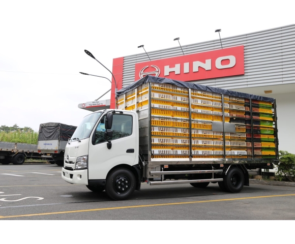 Hino XZU720 chở gia cầm 3 tấn 196 lồng