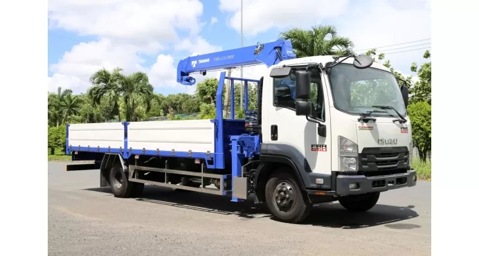 Xe tải Isuzu gắn cẩu Tadano 3 tấn 4 đoạn