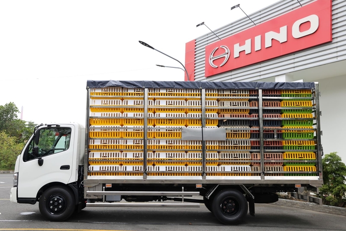 Hino XZU720 chở gia cầm 