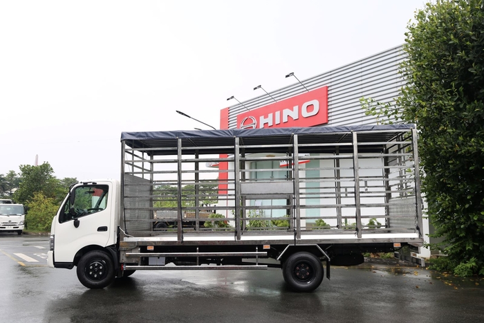 Hino XZU730 chở gia cầm