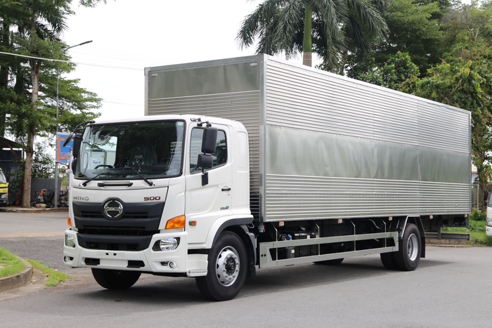 Hino FG8JT8A-PGX thùng dài 10m: Biểu tượng của sức mạnh và sự linh hoạt