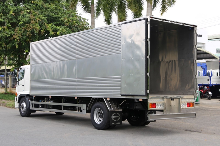 Ứng dụng thực tế của Hino FG8JT8A-PGX thùng kín 7,7 tấn