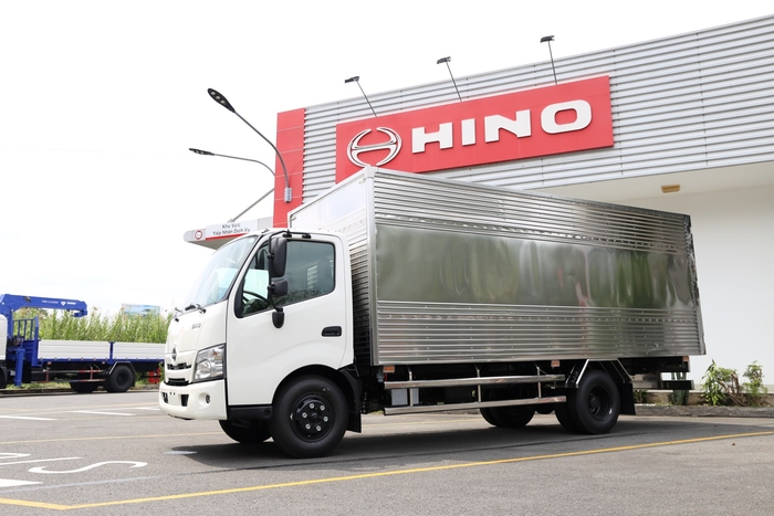 Hino XZU720 thùng kín 3,5 tấn