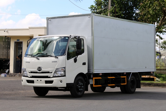 Hino XZU720 Thùng Kín Vận Tải 3,5 tấn – Tinh Hoa Vận Tải Hạng Nhẹ