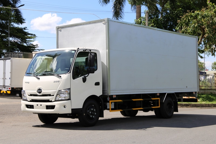 Hino XZU730 thùng kín vận tải 4.5 tấn