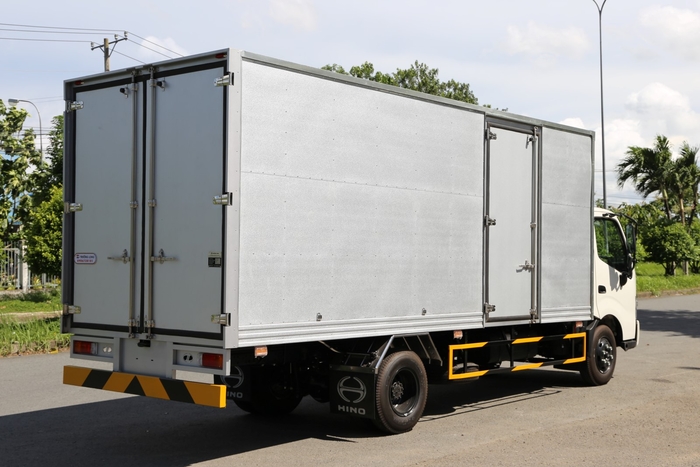 Hino XZU730 thùng kín vận tải 4.5 tấn: Phù hợp với nhiều ngành nghề