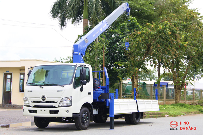 Hino XZU730 gắn cẩu 3 tấn