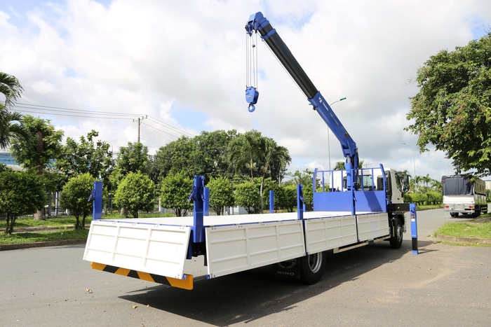 Sức Mạnh Tổng Thể: Hino FG8JT8A Lắp Cẩu Tadano - Giải Pháp Toàn Diện
