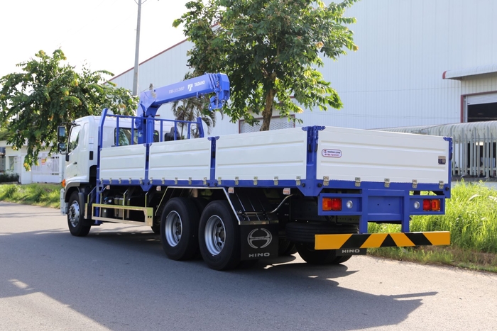 Ứng dụng Thực tế của Xe tải Hino FL8JT8A 15 tấn gắn cẩu