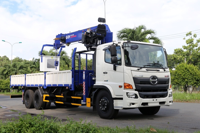 Ứng Dụng Thực Tiễn Của Xe Hino FM8JW8A 15 tấn Lắp Cẩu Dongyang 8 tấn