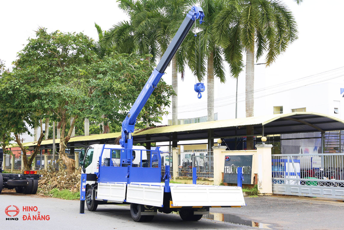 Ứng dụng thực tế của xe Hino XZU720 gắn cẩu Tadano