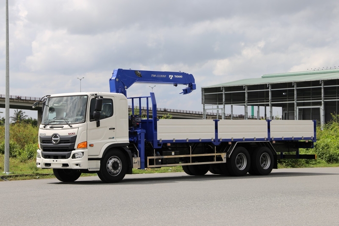 FL8JT8A gắn cẩu Tadano ZE554MH