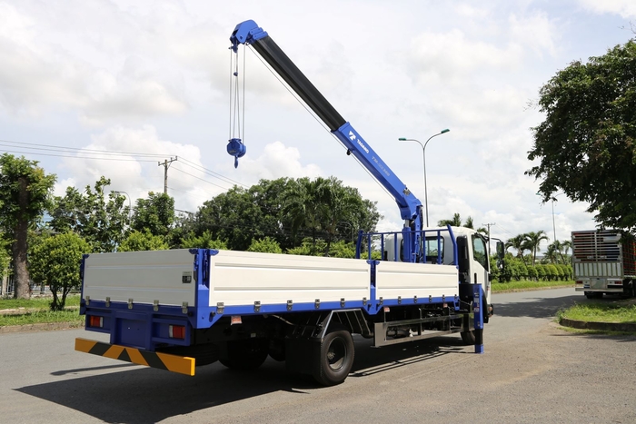 Xe tải Isuzu gắn cẩu Tadano 3 tấn 4 đoạn: Giải pháp tối ưu cho doanh nghiệp